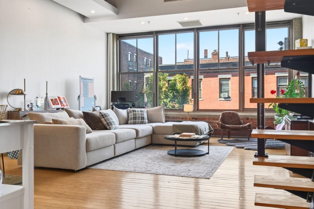 Local convertit en habitatge tipus loft amb grans finestrals