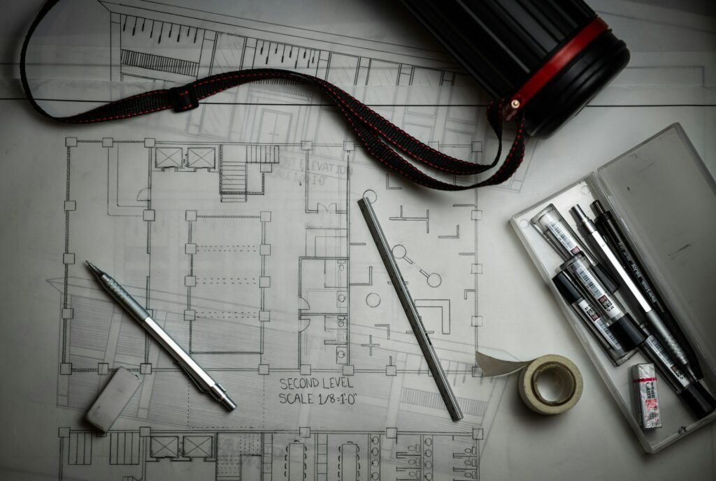 Plànols d'arquitectura amb llapis i regle per a un projecte a mida