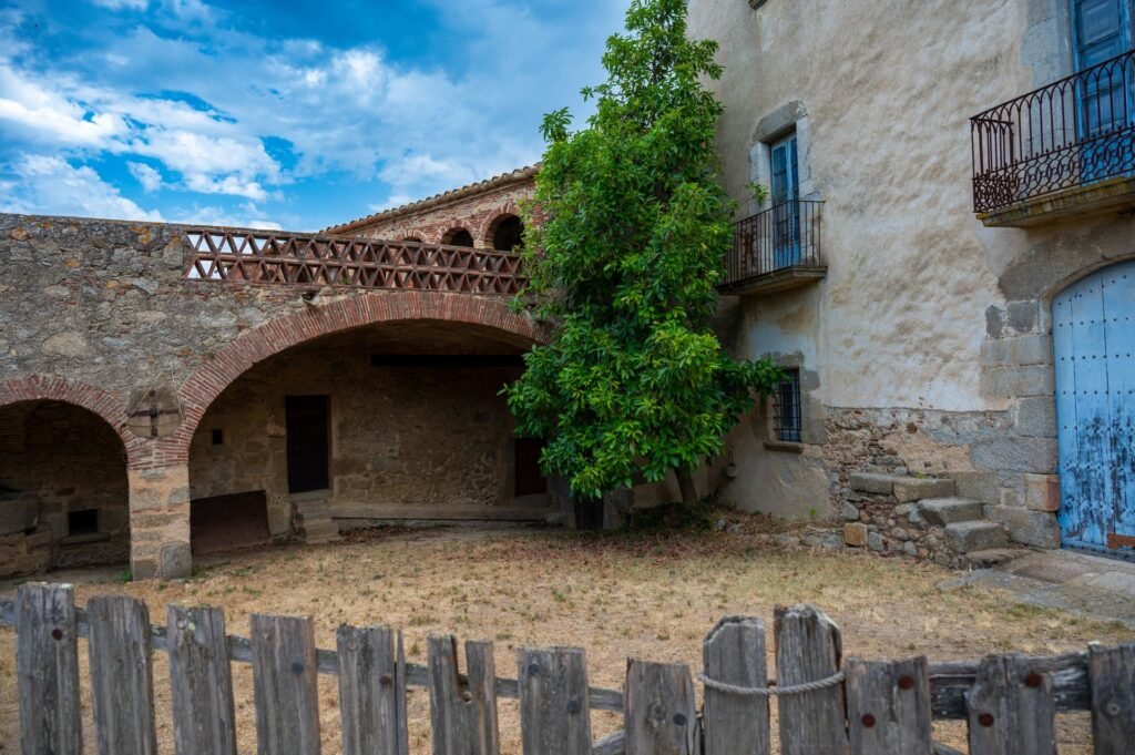 Pati d'una masia de pedra tradicional